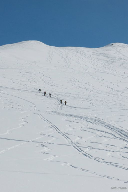 Skieurs et raquetteurs, dont Yves et Elodie, continuent la montée en direction de la Pointe St-Pierre